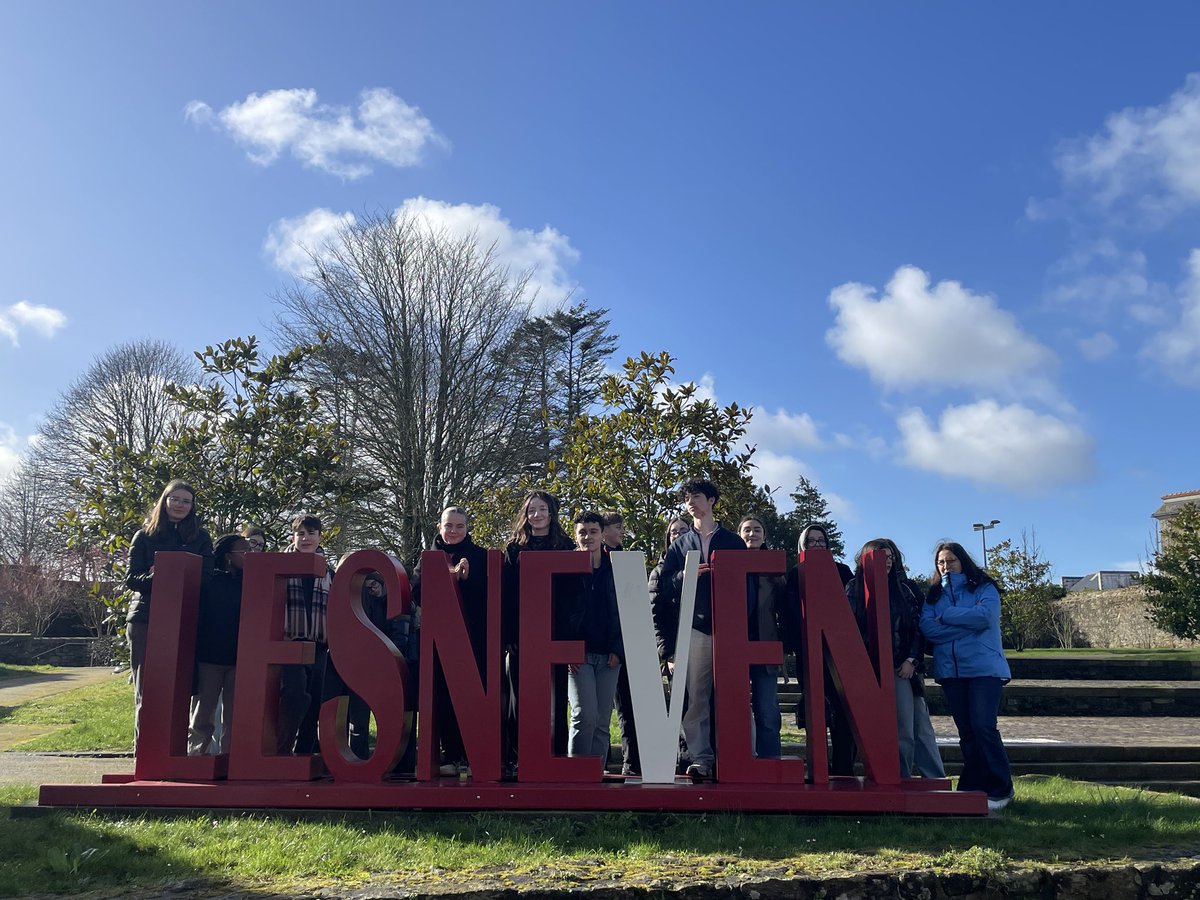 Échange Erasmus+, visite du Service Information Jeunesse de la ville. Activités d’échanges avec les Italiens sur le thème : comment œuvrer pour plus de démocratie, d’égalité et de solidarité dans nos écoles ? Vaste programme ☺️ #SFND #Lesneven #Erasmus+