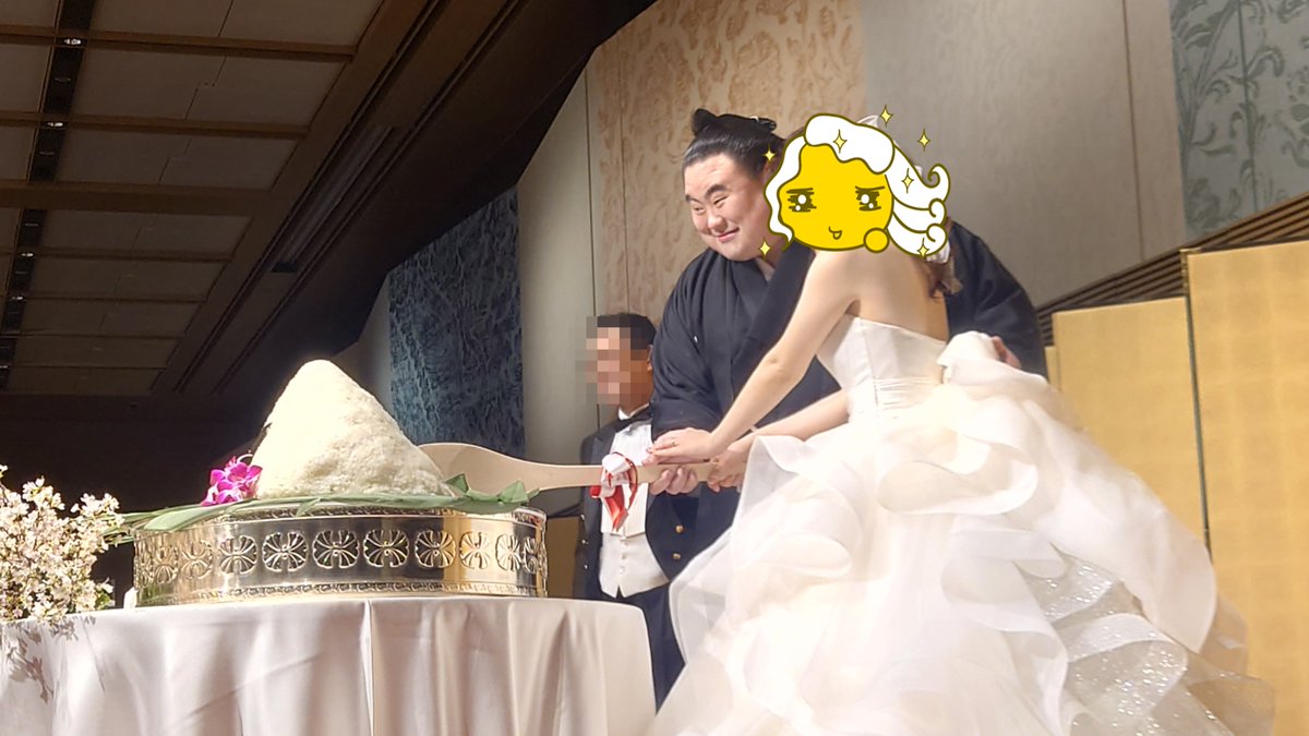 oh_sumou's tweet photo. 2月23日に隆の勝関の披露宴に出席しました
超絶美しい新婦にニッコニコの関取を見ているだけで、幸せな気持ちになりました
画像は「ケーキ入刀」ならぬ、巨大しゃもじでの「おにぎり入刀」 https://t.co/MlGMnhzR8f