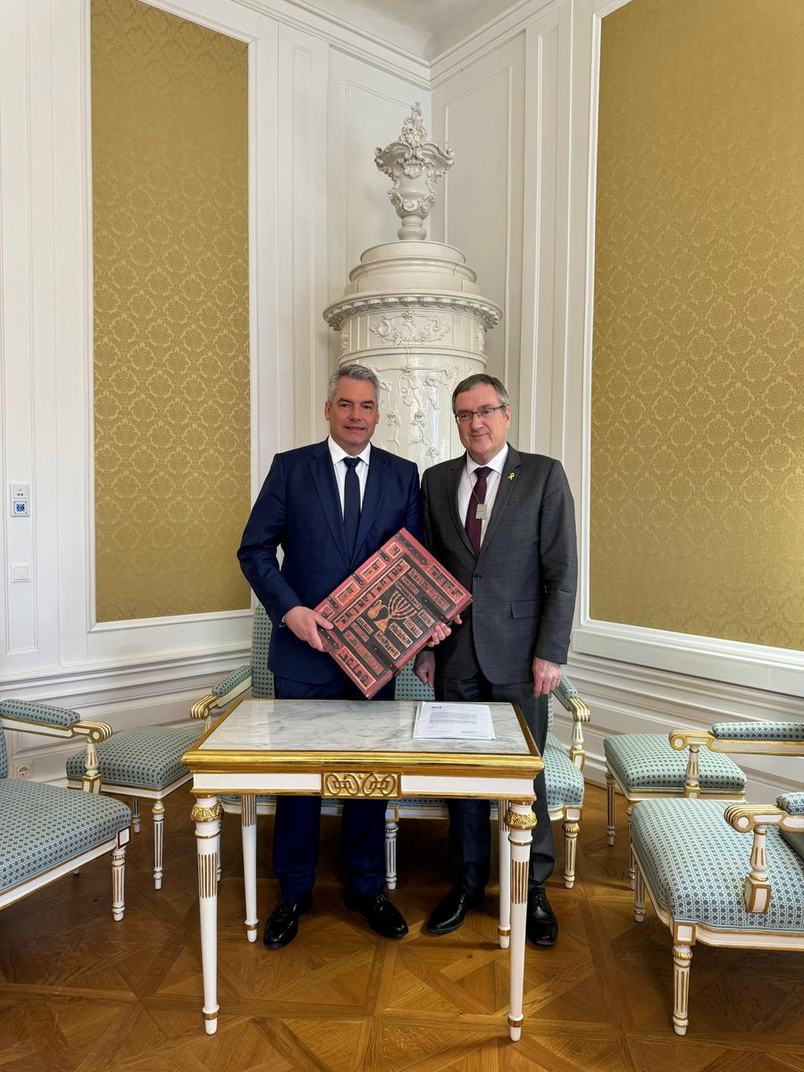 Heute hatte Botschafter Roet die Ehre, dem ehemaligen Bundeskanzler <a href="/karlnehammer/">Karl Nehammer</a> ein besonderes Geschenk von <a href="/yadvashem/">Yad Vashem</a> Vorsitzendem <a href="/AmbDaniDayan/">Dani Dayan</a> zu überreichen. Eine Sonderausgabe von Vom Vater zur Tochter: Die illustrierte Bibel von Carol Deutsch.

Dieses einzigartige Werk