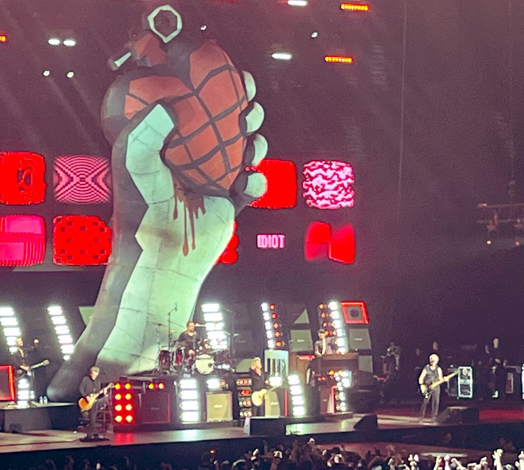 pig533's tweet photo. グリーンデイ！！めっちゃ良かった！
おとぼけビーバーも最高でした
#GreenDay https://t.co/5elzNTLqam