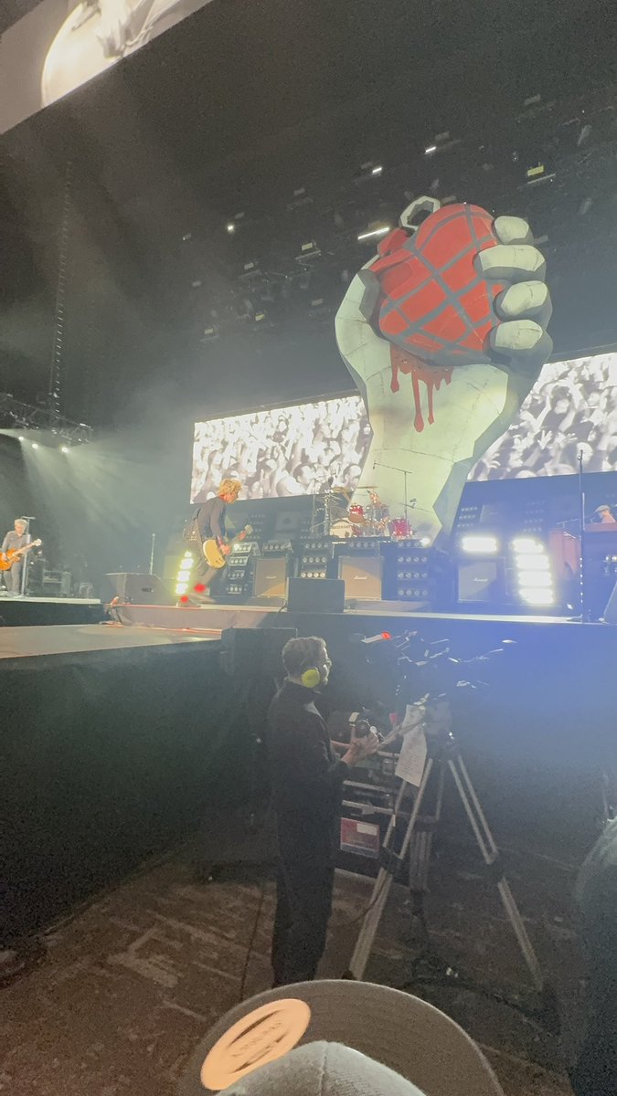 BJMWAM1's tweet photo. 本当10代20代はグリーンデイばかり聴いていたなと思います。
青春時代を思い出すような最高のライブでした！
ステージセットも凄かった🔥🔥 https://t.co/LLtwDZ6YX1