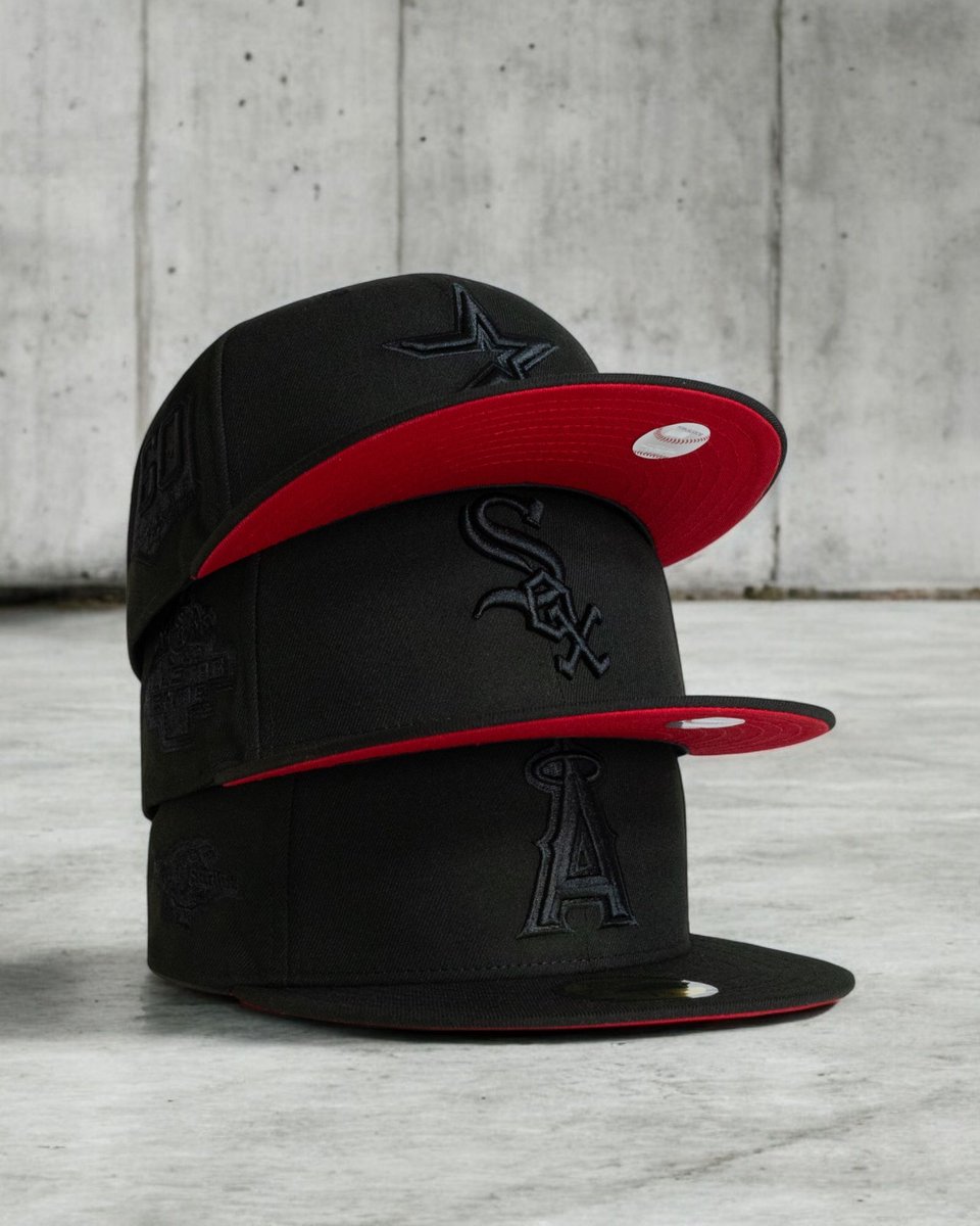 BLACK on BLACK with HITS of RED⚫️🔴
Is there anything cleaner than that?! 💬⬇️  
🕖 Launching at 19:00 CET – Act fast! 🚨  
SHOP 👉 LINK IN BIO – LIMITED SUPPLY!  

#mlb #baseball #whitesox #caps #fittedhats