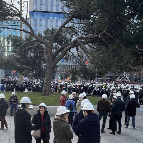 El sábado 22 de febrero + de 600 socios de ANMARQ -la asociación de arquitectos y aparejadores mutualistas de la mutua hna- se manifestaron en el centro de Madrid, a la par de abogados y procuradores, en defensa de una Pasarela al RETA Justa: Constitucional, Universal y Optativa.
