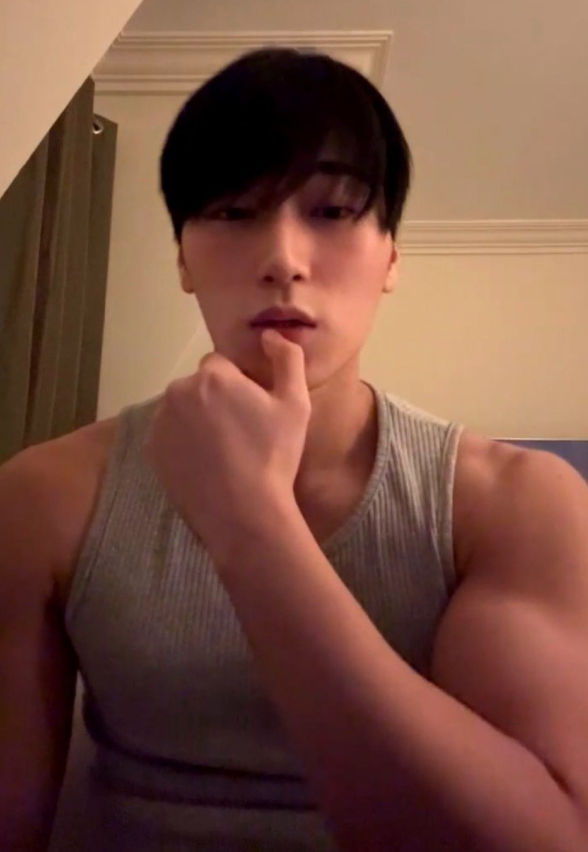 AboutMusicYT's tweet photo. San of ATEEZ in a recent live. https://t.co/7CQ5Db5pbw