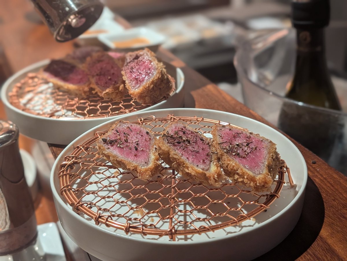 Japonismo's tweet photo. Espectacular todo, el nivel de fritura ha sido excelente. Cortes jugosos, de varias partes del cerdo, y todo de primera calidad. El único pero, que el servicio va a todo correr para acabar el menú en hora y media. Curry con tonkatsu para acabar y kakigori. Tremendo. https://t.co/xMgmEopx91