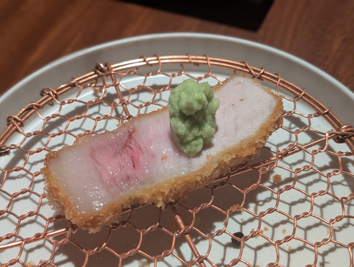 Japonismo's tweet photo. Espectacular todo, el nivel de fritura ha sido excelente. Cortes jugosos, de varias partes del cerdo, y todo de primera calidad. El único pero, que el servicio va a todo correr para acabar el menú en hora y media. Curry con tonkatsu para acabar y kakigori. Tremendo. https://t.co/xMgmEopx91