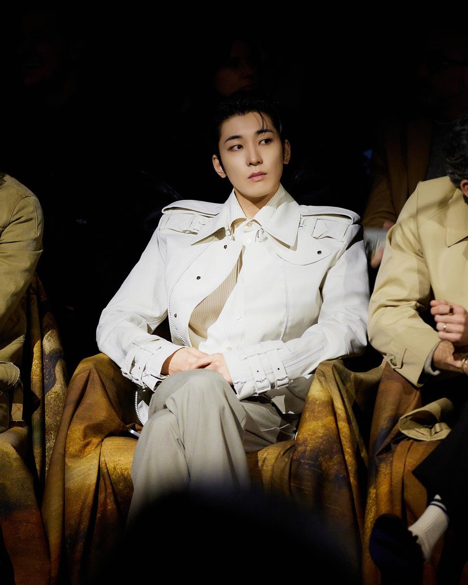wonwooszone's tweet photo. 250225 everyone_woo ig post #원우 

#.ad #burberry Burberry Winter 2025 💛

#WONWOOxBurberryFW25 
#LondonFashionWeek  
@pledis_17 @Burberry https://t.co/tOZQVGNkxm