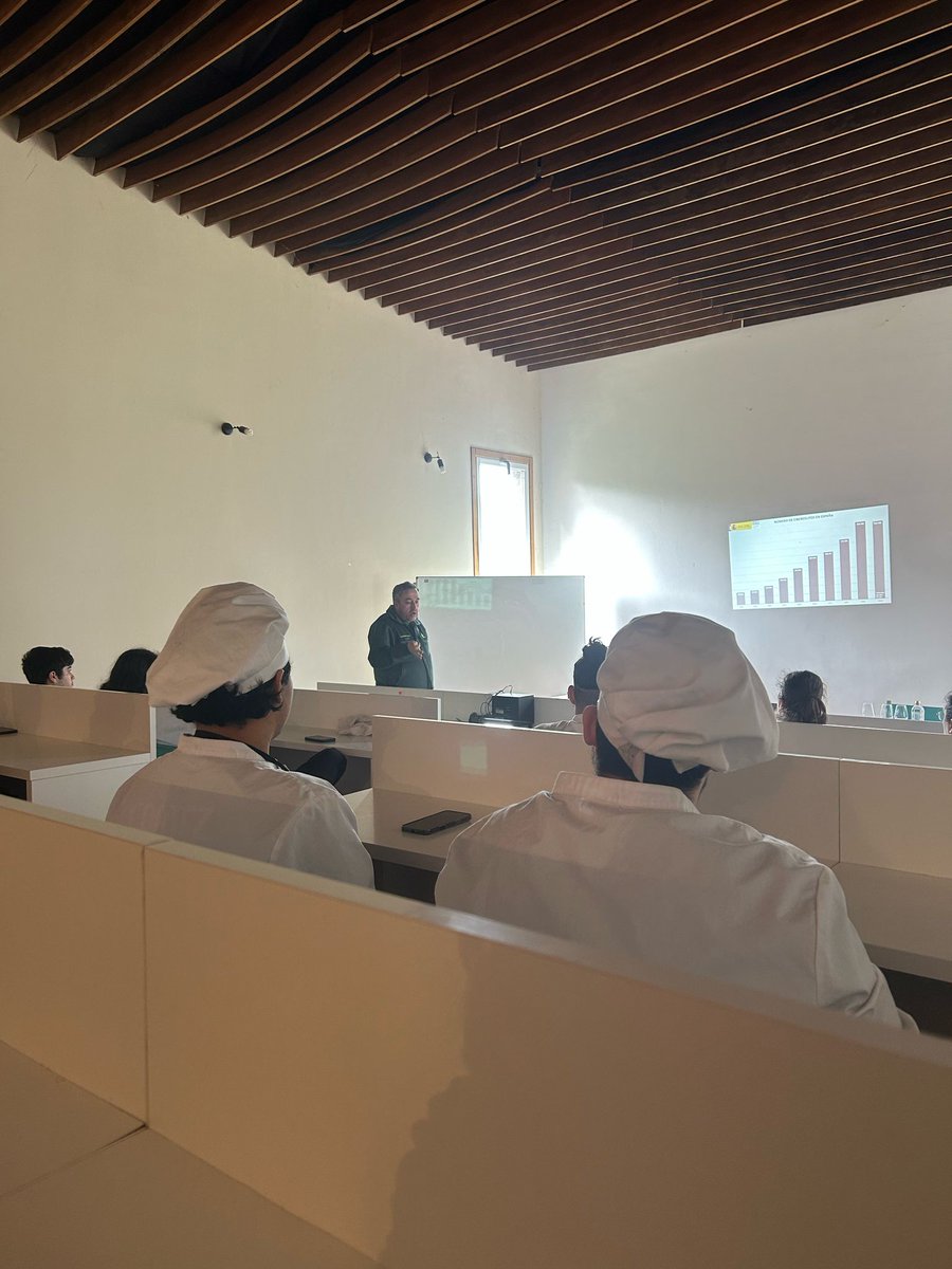 CPRBelarminoFdz's tweet image. Charlas del Plan director: Ciberseguridad impartida por D. Ramón Pérez Peña @ColeGC y Acoso escolar y ciberacoso impartida por D. Héctor Méndez  
#CPRBelarminoFdez #PlanDirector #ciberseguiridade #acosoeciberacoso