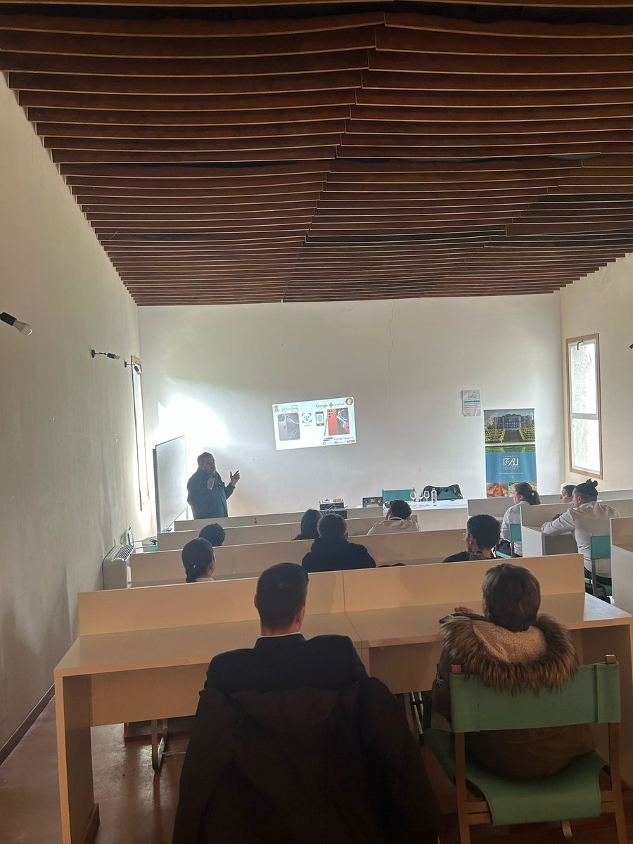 CPRBelarminoFdz's tweet image. Charlas del Plan director: Ciberseguridad impartida por D. Ramón Pérez Peña @ColeGC y Acoso escolar y ciberacoso impartida por D. Héctor Méndez  
#CPRBelarminoFdez #PlanDirector #ciberseguiridade #acosoeciberacoso