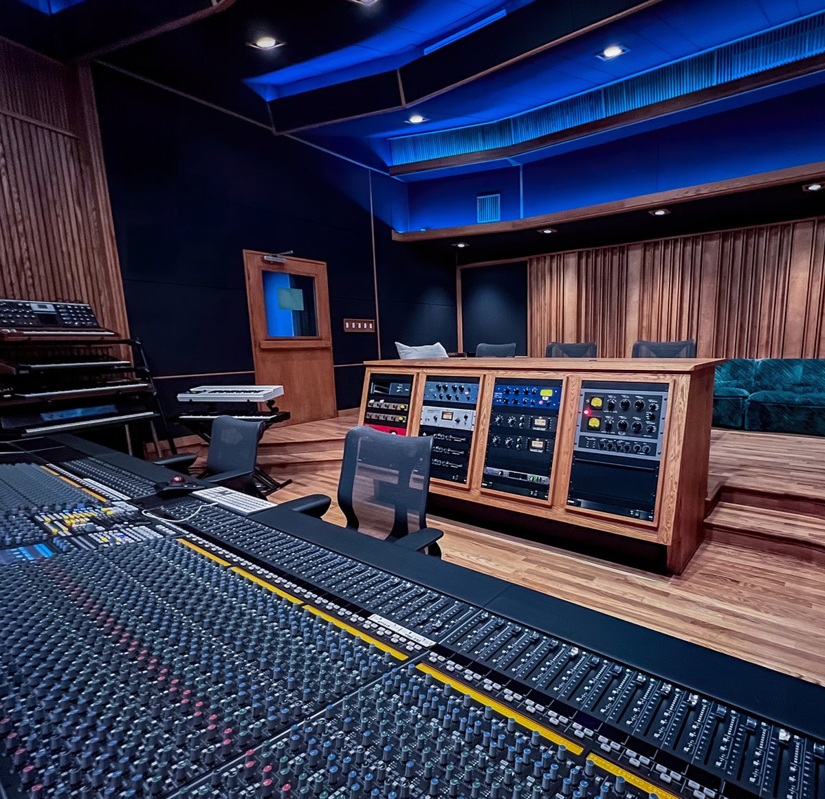 solidstatelogic's tweet image. Enterprise Studios Opens Flagship Production Room, Featuring New 72-Channel Solid State Logic Duality Fuse SuperAnalogue™ Mixing Console 

“Everyone knows what an SSL sounds like and what a G Series Bus Compressor sounds like… But the number one thing for me about the Duality…