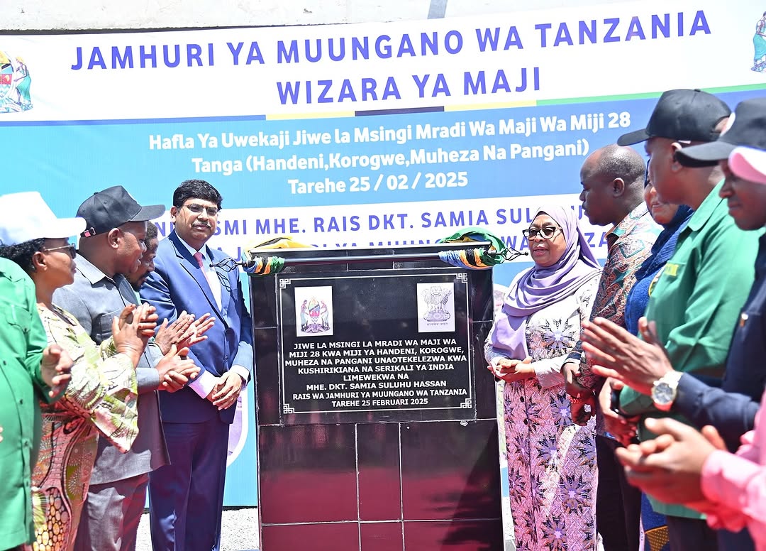 swahilitimes's tweet photo. Rais Samia Suluhu Hassan leo ameweka Jiwe la msingi Mradi wa Maji wa Miji 28, kwenye hafla iliyofanyika Handeni Mkoani Tanga.

Mradi huo utaimarisha upatikanaji wa maji katika Wilaya za Handeni, Korogwe, Pangani na Muheza. https://t.co/T5CkezZo3V