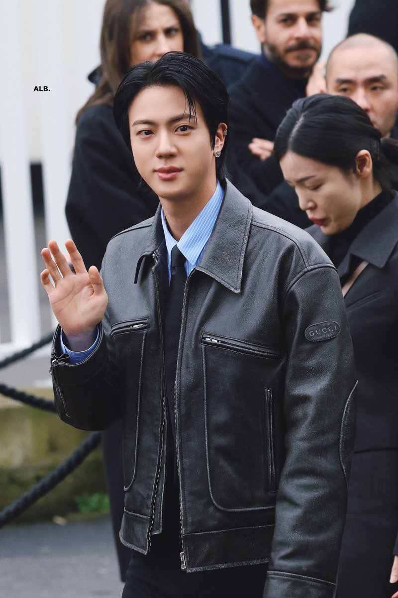 lessencestudios's tweet photo. Gucci global brand ambassador, Jin of BTS, arrives at the Gucci Fall/Winter 2025 show during Milan Fashion Week.

#JIN #진 #BTS #JinxGucci #GucciFW25 https://t.co/JGpMewiwww