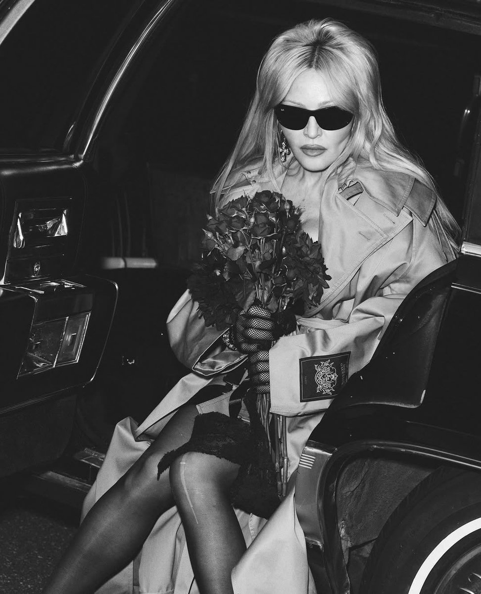 GilbertoBrenis's tweet image. #Madonna declara: “Matar o morir… La industria me enseñó eso”. Aparece en la edición más reciente de #CRFashionBook con fotos de #StevenKlein.