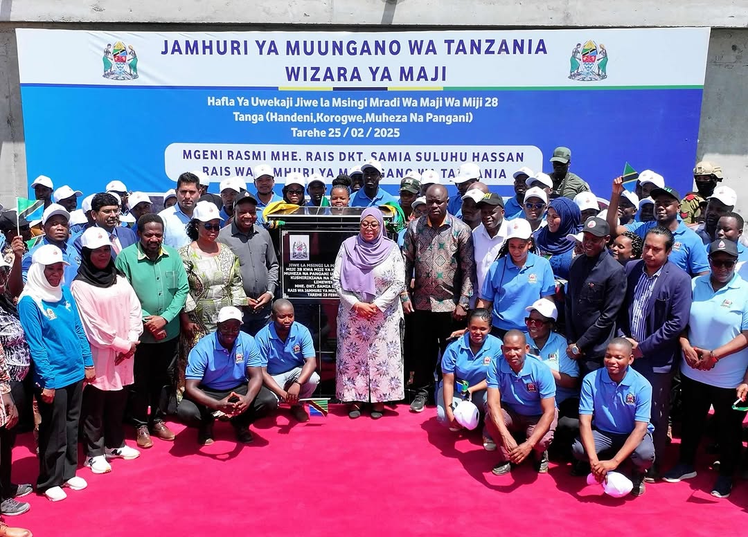 swahilitimes's tweet photo. Rais Samia Suluhu Hassan leo ameweka Jiwe la msingi Mradi wa Maji wa Miji 28, kwenye hafla iliyofanyika Handeni Mkoani Tanga.

Mradi huo utaimarisha upatikanaji wa maji katika Wilaya za Handeni, Korogwe, Pangani na Muheza. https://t.co/T5CkezZo3V