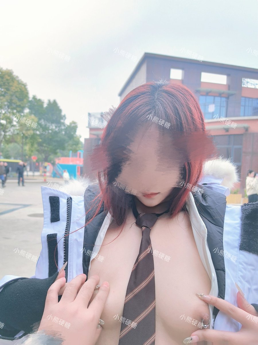 室外露出 ， 一层层给衣服脱掉也掩盖不住母狗身体的燥热 ，一点点提升的兴奋程度走到人群下  ，脑子里想的全是爸爸玩弄母狗的身体。
#母狗 #露出 #骚逼 #婊子 #乳环 #舌钉