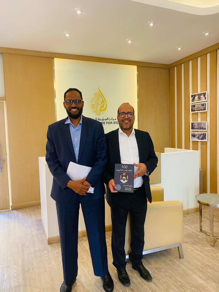 ibrahimdhere191's tweet photo. Maanta waxaan booqday Xarunta Daraasaadka ee Aljazeera. Waxaana igu qaabilay Madaxa Xarunta Dr. Muhammad Mukhtar Al-khaliili.  Waxaana u gudbiyay nuqul ka mid ah kitaabkayga cusub ee 
 "100 سؤال وجواب عن السياسة" 
Si uu usoo aqriyo, iiguna soo gudbiyo aragtidiisa. https://t.co/95GHLuqJNO