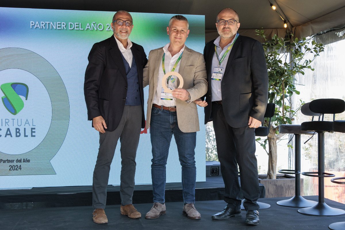 Claranet_ES's tweet image. 🚀 Muy contentos de recibir el premio al Partner del año 2024, durante la celebración del @VirtualCable_ Partner Day, y encantados de seguir aportando nuestro expertise liderando proyectos de #DigitalWorkplace

#SmartDigitalWorkplace #DigitalTransformation #MakeModernHappen