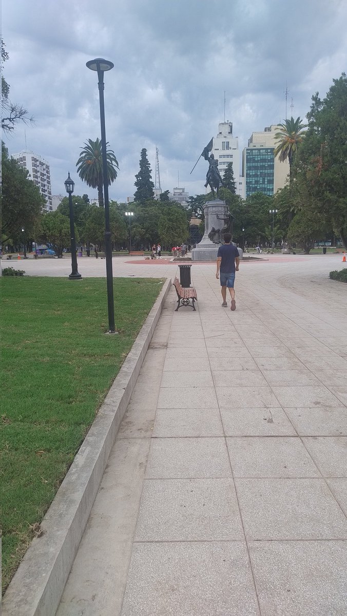 Nueva Pza. San Martín en #LaPlata: estatua sin rejas,  baldosas rojas históricas en su perímetro. Granito gris para la zona peatonal. Nuevos bancos. Altos cordones en los canteros, plantas y luminarias. Chau a los pañuelos pintados por las madres, chau a los juegos para niños.