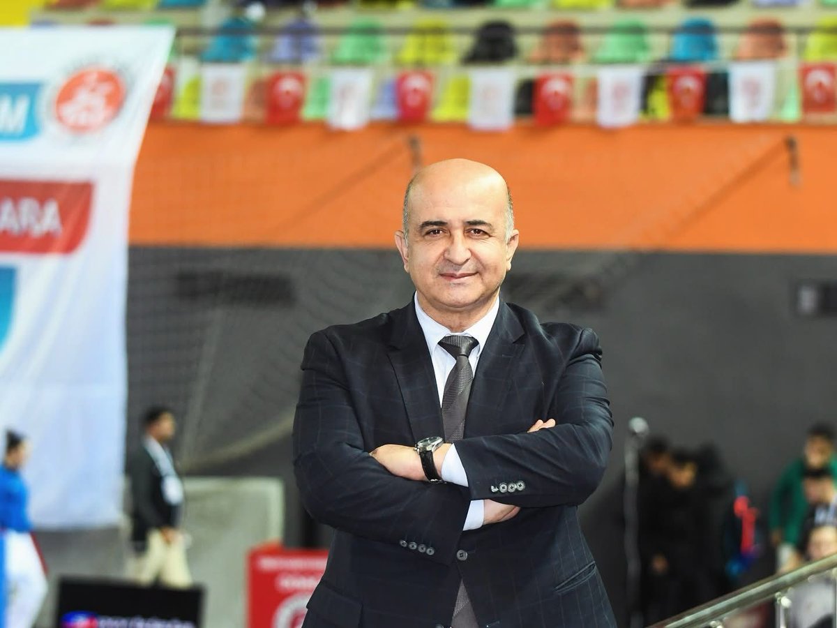 ercutasdemir's tweet photo. @rterdogan @OA_BAK @hamzayerlikaya @TrabzonBelTr @GSB_Trabzon
@salihcora @osmansisko

Teşekkür
Antrenörler, Hakemler, Sporcular ve Karate Camiamızın Kıymetli Üyeleri,

Türkiye Büyükler Karate Şampiyonası’nı Trabzon ilimizde başarıyla tamamlamış olmanın gururunu ve mutluluğunu yaşıyoruz.

Bu büyük organizasyonun gerçekleşmesine katkı sağlayan başta Trabzon Valimiz Aziz Yıldırım ve Trabzon Belediye Başkanımız Ahmet Metin Genç olmak üzere, Trabzon Gençlik ve Spor İl Müdürümüz Lokman Arıcıoğlu, Trabzon Karate İl Temsilcimiz Ali Cora, Ortahisar Gençlik ve Spor İlçe Müdürümüz Sayın Ecvet Kurt,  Sayın Osman Şişko, Sayın Salih Süer, Sayın Ali Şahin ve adını sayamadığımız herkese en içten teşekkürlerimizi sunuyoruz.

Aniden bastıran kar sebebi ile trafik kazası  geçiren hakemlerimiz, Sayın Tuncay Sevim, Sayın Mustafa Taştekin ve Hacer Taştekin 'e geçmiş olsun dileklerimi sunuyorum.

Öncelikle, şampiyonaya katılan tüm sporcularımıza, gösterdiğiniz azim, disiplin ve sportmenlik için teşekkür ederiz. Sizlerin gayreti ve mücadelesi, Karate sporunun ne kadar güçlü ve saygın bir noktada olduğunu bir kez daha göstermiştir.

Ayrıca, sporcularımızın her anında yanlarında olan kıymetli antrenörlerimize ve kulüplerimize teşekkür ederiz. Karate'ye olan bağlılığınız ve özveriniz, bu sporun gelişimine büyük katkı sağlamaktadır.

Şampiyonamızın adil, düzenli ve profesyonelce ilerlemesini sağlayan değerli hakemlerimize, tarafsız ve özverili çalışmalarınız için minnettarız. Sizlerin katkıları olmadan böylesine başarılı bir organizasyon mümkün olamazdı.

Organizasyonun sorunsuz bir şekilde gerçekleşmesi için emeğini esirgemeyen tüm federasyon personelimize, kurullarımıza, sağlık ekiplerine ve destek veren herkese teşekkür ederiz. Bu büyük etkinliğin başarısı, ekip çalışması ve ortak emeğin bir sonucudur.

Son olarak, bizleri yalnız bırakmayan ve coşkularıyla şampiyonaya renk katan değerli karate severlere ve basın mensuplarına şükranlarımızı sunarız.

Türkiye Büyükler Karate Şampiyonası’nda elde edilen başarıların, sporcularımız için yeni başlangıçlara ve daha büyük zaferlere vesile olmasını diliyoruz. Karate camiamızın birlik ve beraberlik içinde daha nice güzel organizasyonlarda buluşması temennisiyle…

Saygılarımla,
Ercüment Taşdemir
Türkiye Karate Federasyonu Başkanı