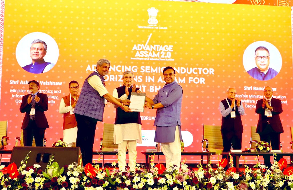 Assam’s Hon’ble CM Dr. <a href="/himantabiswa/">Himanta Biswa Sarma</a> , in presence of Hon’ble Union Minister <a href="/AshwiniVaishnaw/">Ashwini Vaishnaw</a> handed over 12 acres of land to <a href="/NIELITIndia/">NIELIT</a> for establishing a university at Jagiroad. This institution will equip Assam’s youth with education and training in electronics, including