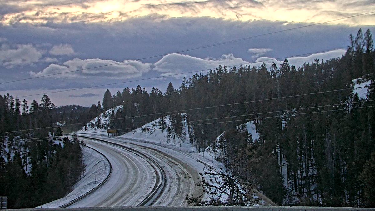 NWSMissoula's tweet photo. 7:15PM: If you have plans to travel over area mountain passes this morning, expect slow and slick conditions. Snow will continue throughout the day. #LookoutPass #LoloPass #HomestakePass #MTwx #IDwx https://t.co/s58r6scsAp