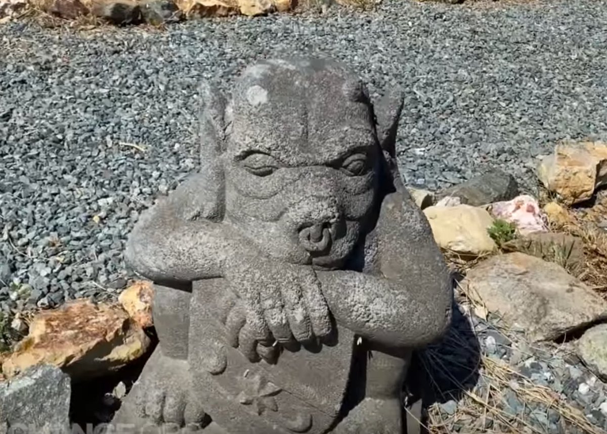 Kabamur_Taygeta's tweet image. Children were being sacrificed to gods of the elites (Pidkozox and Oppisheklio) on Epstein's island. 

The designs and statues on the island reference the Babylonian cultures that worshiped the same false light Anunnaki gods.

Even their demonic messenger BES was there.
