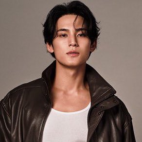 repgyutation's tweet photo. another win for user repgyutation cos we got a reputation-coded mingyu photoshoot. i say thank you calvin klein. 🐍⛓️‍💥📰 https://t.co/FpCJCWFdAI