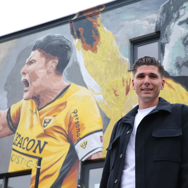 VVVVenlo's tweet photo. 𝗜𝗻𝘁𝗲𝗿𝘃𝗶𝗲𝘄 | 𝗗𝗮𝗻𝗻𝘆 𝗣𝗼𝘀𝘁

Danny Post blikt in de Koelkrant van VVV-Venlo uitgebreid terug op zijn carrière en zijn mooie jaren in Venlo. Goed om je weer te spreken, Danny! 💛🖤

Lees hier het interview! 👇

#AllesHeejIsVVV #VeurAltied