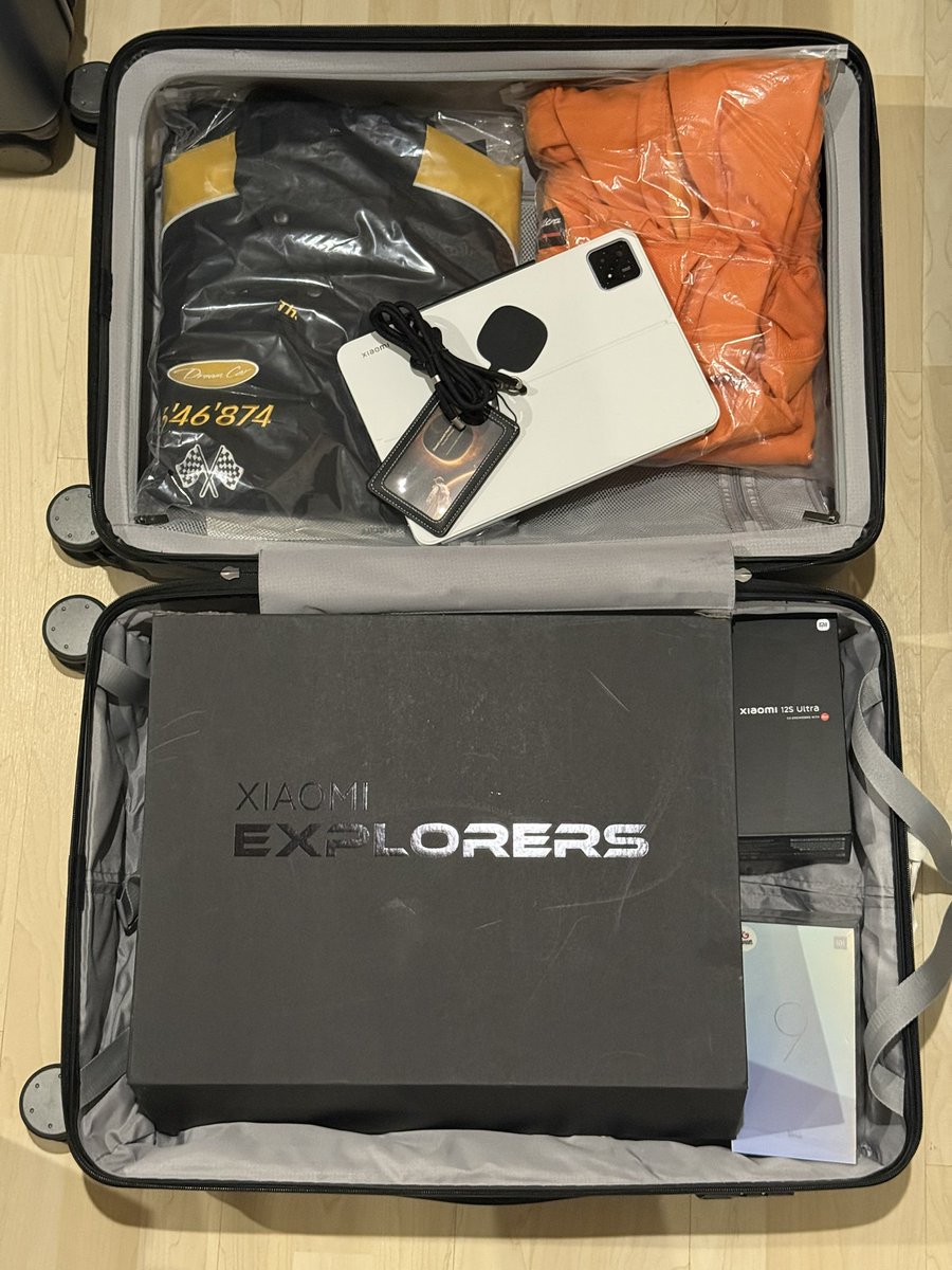 TingTiy's tweet photo. What an #UltraOverload!
The gift box is like extra protection ???
And this is not even half packed !!!! 😂🤣
เริ่มจัดกระเป๋ากันครับ….
@Xiaomi @XiaomiThailand
#XiaomiExplorers #XiaomiLaunch #Xiaomi15Series #UltraOverload https://t.co/Lwc97OiAHS