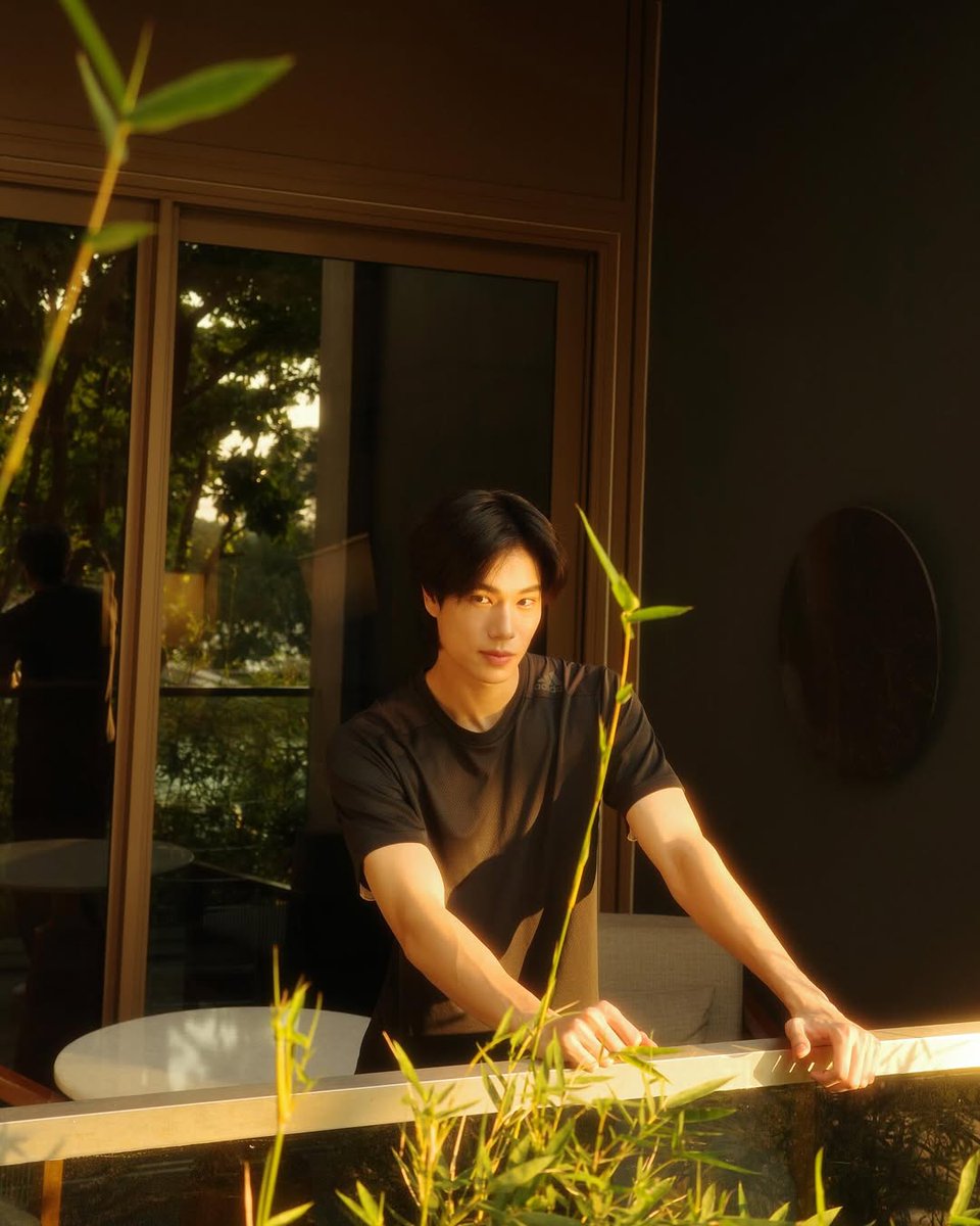 ppnarrative's tweet photo. #PondPhuwin AU
[ socmed + pvt 🔞 ]

— Ritual Mingguan  —

Phuw*n selalu berpikir ia tak akan hilang kendali, sampai P*nd datang dengan kesabaran yang mengikis pertahanannya. Hingga di satu titik, ia sadar pada kenyataan—bahwa ia telah jatuh, terlalu dalam, tanpa bisa kembali. https://t.co/mFDWbtqevY