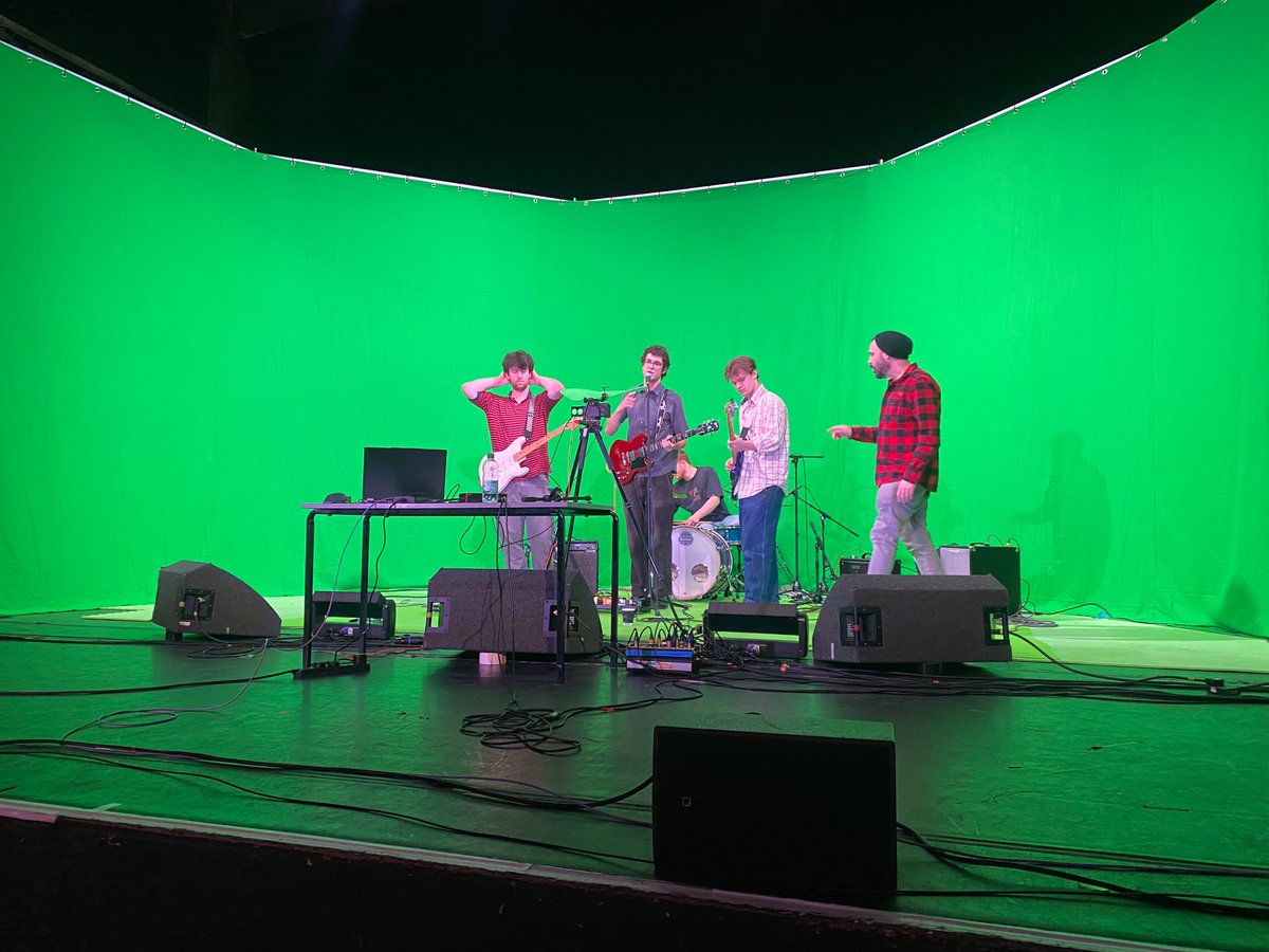 ConnectingCambs's tweet image. Here’s @hungryhungree…. Getting ready to perform for a live audience at the @CambridgeCornEx as well as being streamed in real-time to AR Headsets in a different location! #COREHDD #5GInAction

@SciTechgovuk @Gooii_Design