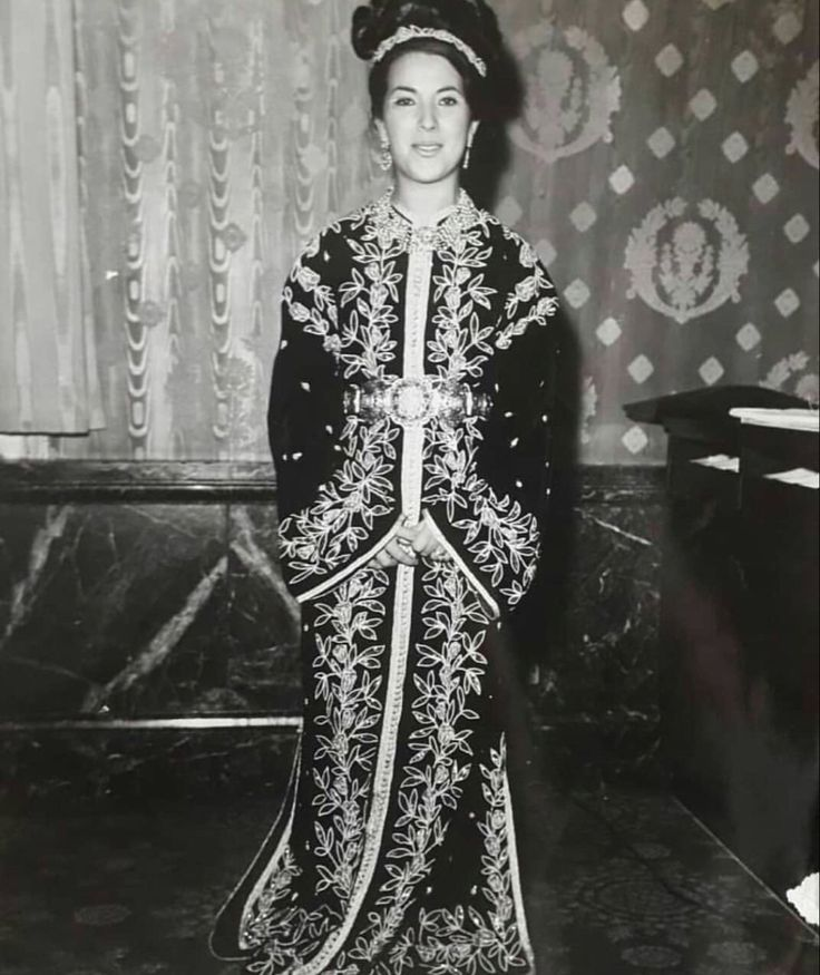 MounaNaceri's tweet photo. Moroccan caftan "Ntaa Fassi": timeless beauty in every stitch.🌟
#MoroccanCaftan #NtaaFassi #FezGoldEmbroidery #Mejboud https://t.co/E1wHd41Z2U