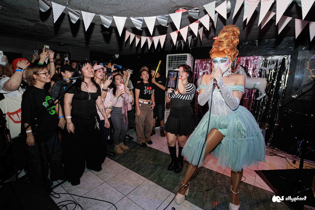 i still can't stop thinking about good luck, twin fantasy (chappell roan x csh cover night). dito nangyari ang 1st drag show sa loob ng mow's na may pa subway surfer pa. wild!! aga din natapos!

sobrang bilib din ako dun sa nakafursuit sa loob during the entire gig🫡 salute
