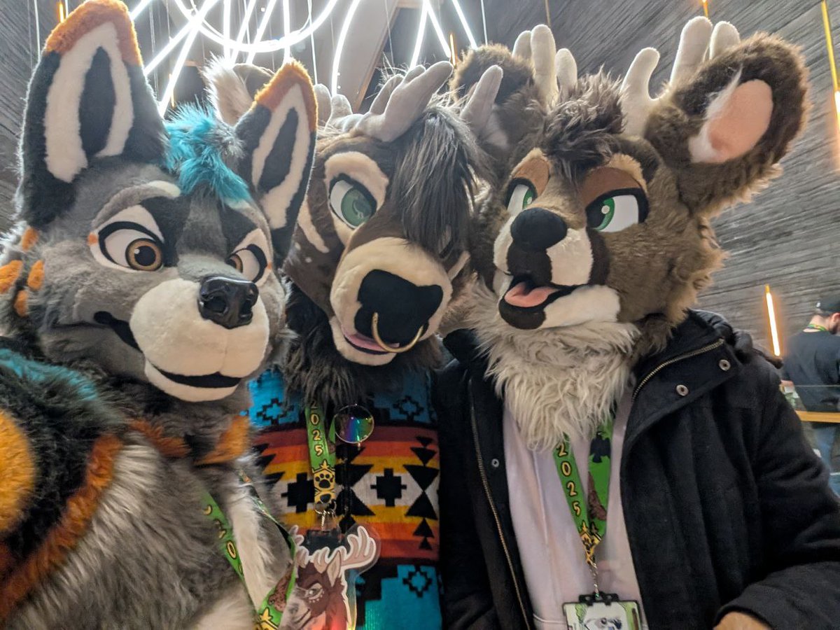 #NordicFuzzCon was such a great time, once again. 

One of my favorite places to catch up with these fuzzy critters that I'm lucky to call friends. 💕

'Til the next. 🍻