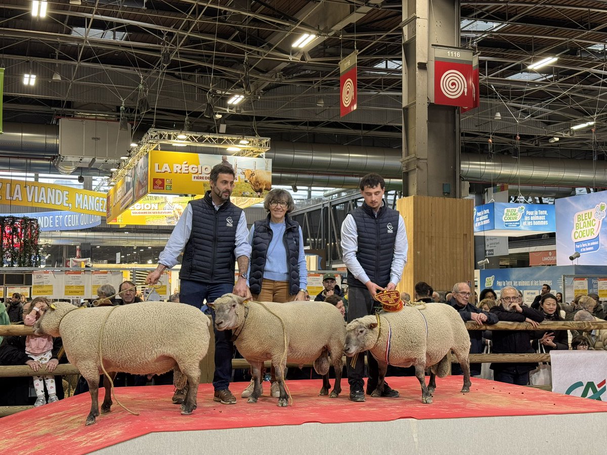 BrigitteHybert's tweet photo. Chaque année, le SIA est l’occasion pour nos agriculteurs de montrer à la France leur passion et leur savoir faire unique. 

J’étais particulièrement heureuse de saluer les agriculteurs Vendéens présents pour leur exprimer ma gratitude et mon soutien. https://t.co/zEklPizUxa