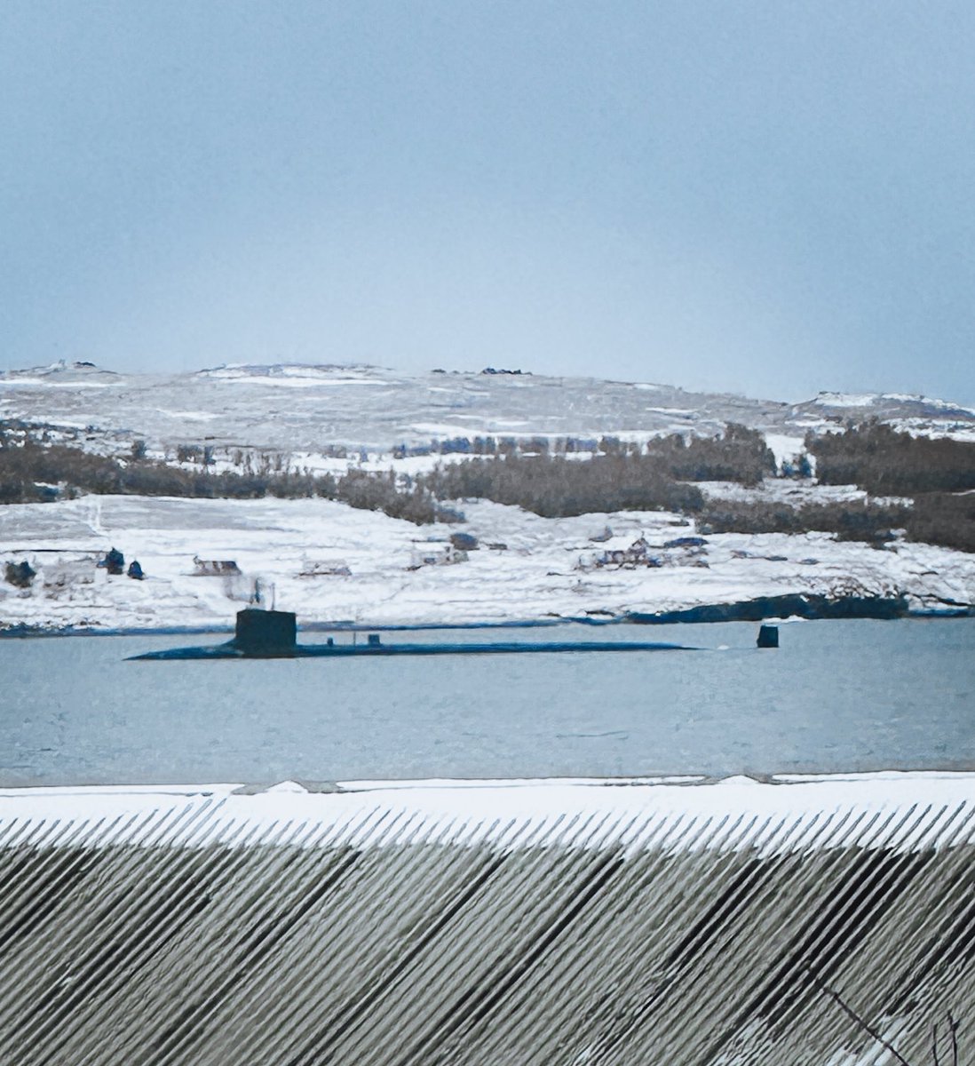 Vanalega er það bara Hríseyjarferjan og hvalaskoðunarbátar sem sjást út um kaffistofu gluggann í Kalda…í dag USS Delaware