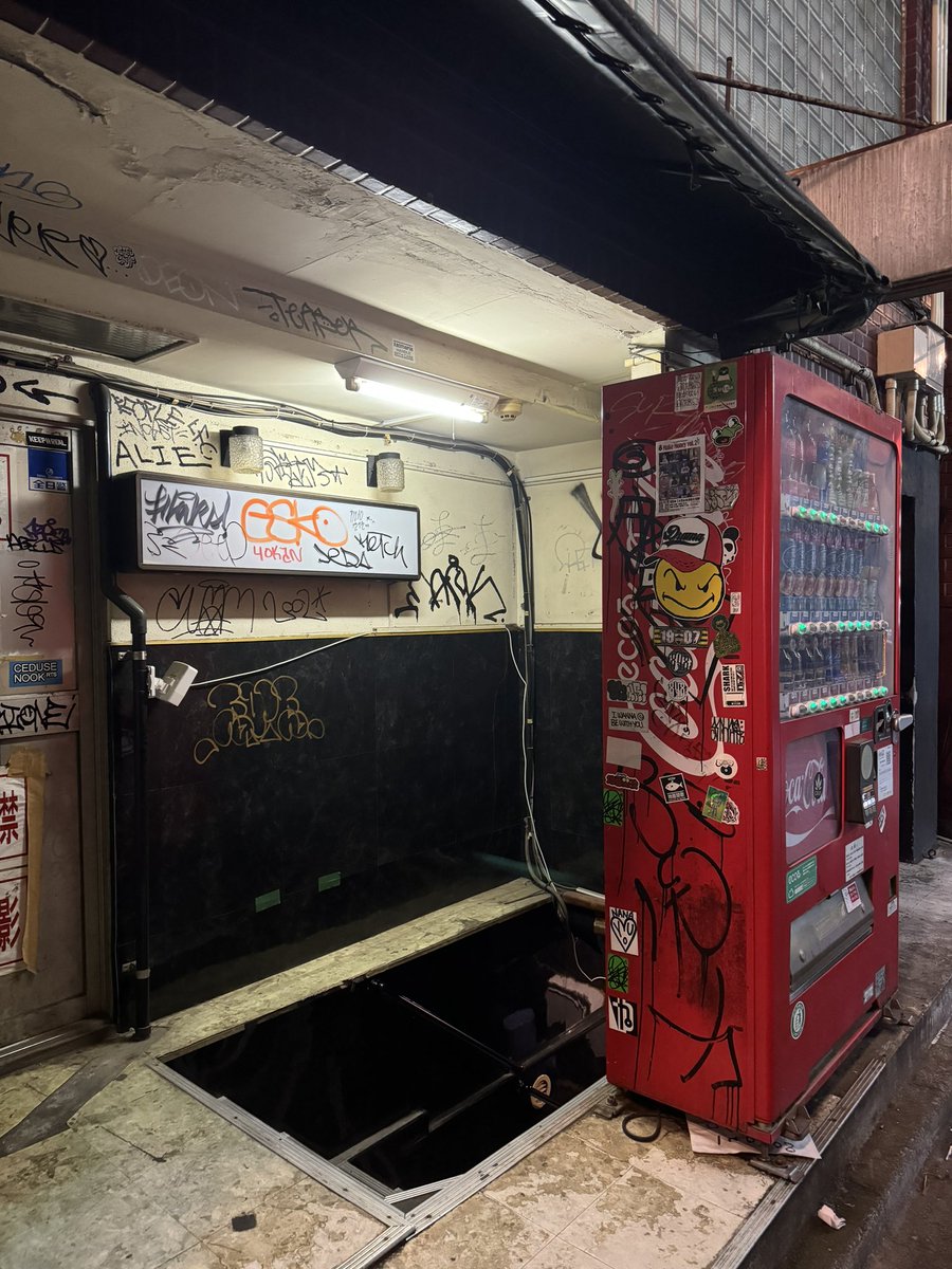 #japangraffiti #tokyograffiti
#graffiti #throwup #tagging
#stickerbomb