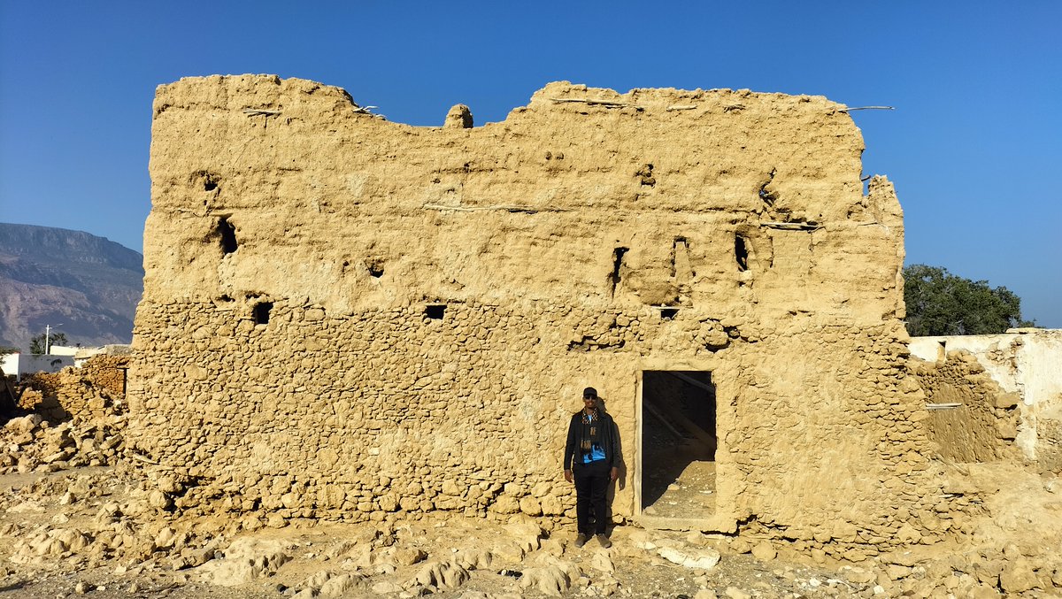 Sus mansiones, muchas hoy en ruinas, son testimonio de su estatus. Como esta de Qandala (Puntland).-&gt;