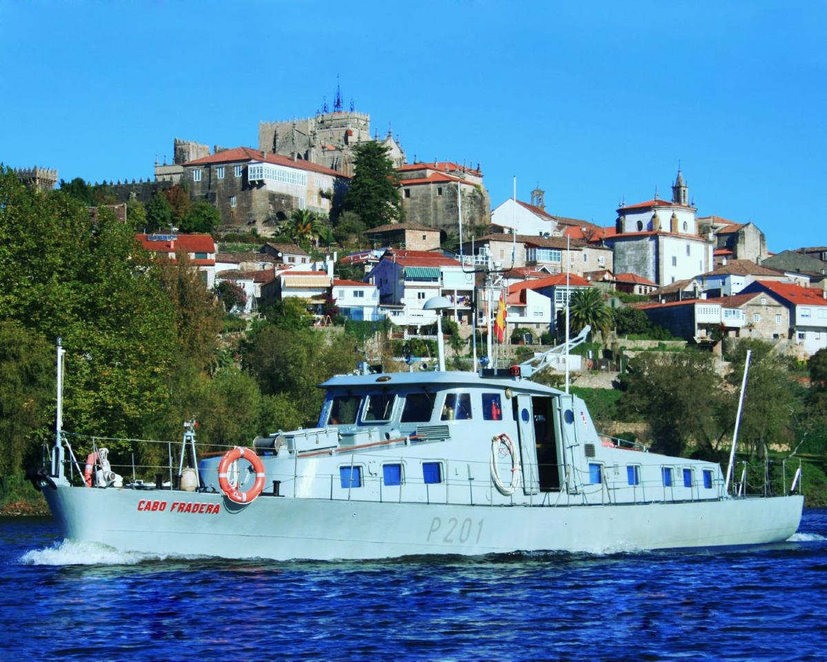 Armada_esp's tweet photo. El patrullero de vigilancia interior #CaboFradera entra hoy en el puerto de #LaGuardia, atraque que no realiza desde hace 13 años. Mañana miércoles 26 realizará jornada de puertas abiertas de 09:30-13:30. ¡Ven a visitarnos!
#SomosLaArmada⚓🇪🇸 https://t.co/cGjVHyyN7M