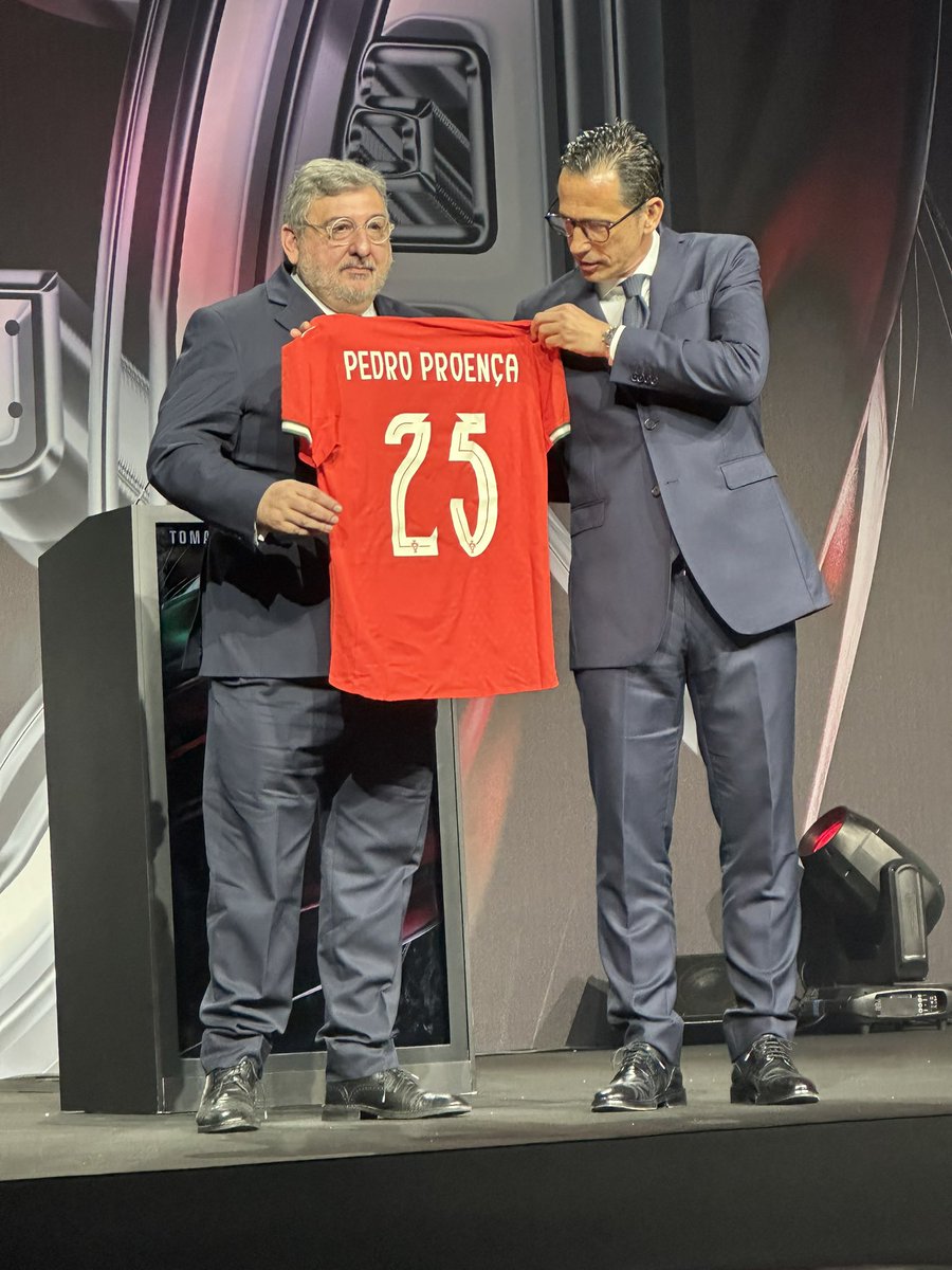 OTH17B's tweet photo. Désignation du nouveau président de la fédération de football du Portugal #FPF  #pedroproença .Vibrant hommage à son prédécesseur #fernandogomes et au chairman delà FPF #joseluisarneaut .Mes vœux de succès au nouveau Président et aux nouveaux membres de la fédération 🇲🇦🇵🇹🇪🇸 2030 https://t.co/vZauBRECtP
