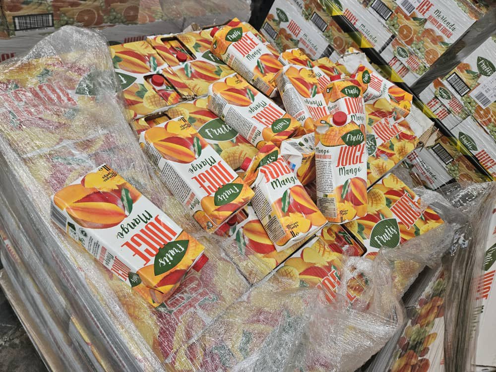 teonguema's tweet photo. Después de la denuncia de la población en las redes sobre la utilización de productos caducados en la empresa #Embasa en Bata, he lanzado una investigación y se ha confirmado la veracidad de esa afirmación.
A parte de lo que ya circula en las redes sociales, la empresa tiene almacenados 157 bidones. De los cuales, utilizó 6 el pasado sabado para la fabricación de 3.120 zumos. También almacenan 36 sacos de cloro, 56 bidones de colorante azul, 20 cajas de extracto de malta, 6 cajas de concentrado vitamínico y 8 cajas de antioxidantes entre otras cosas; la población ha estado consumiendo toda esta basura y la empresa estaba dispuesta a seguir intoxicandonos sin piedad ni respeto a nuestra salud. Todo pasa porque los inspectores de Comercio consideran que su trabajo es cobrar salarios desde las oficinas, mientras las empresas nos asesinan lentamente. No obstante, nosotros seguiremos trabajando duro y nos mantendremos contundentes en la toma de decisiones que exijan responsabilidades a los autores de este tipo acciones.
Felicito a la población ecuatoguineana por estar siempre alerta y animo a todos a seguir denunciando cualquier acto de ese tipo. Es la única manera para garantizar nuestra buena salud. Si esperamos de los inspectores de comercio, las empresas nos asesinan a todos y vuelven ricos a sus paises.