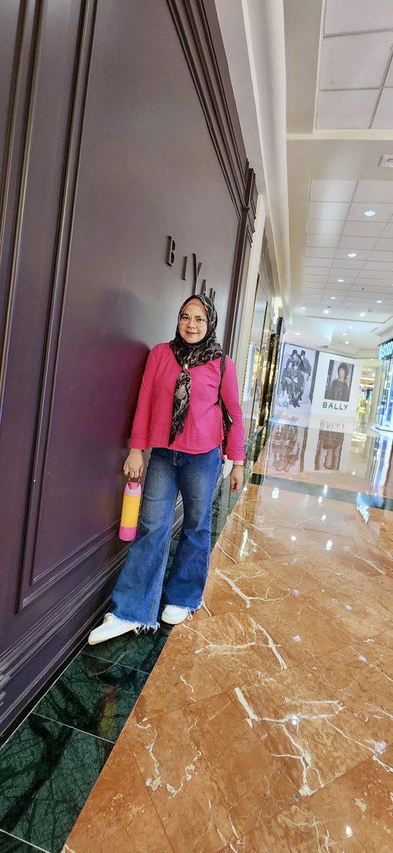 tridiana's tweet photo. Flare jeans https://t.co/MIyRsJULGw https://t.co/UQUTYDRHrb