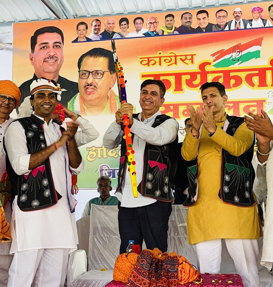 एक तीर एक कमान 
आदिवासी एक समान।

<a href="/INCIndia/">Congress</a> <a href="/INCMP/">MP Congress</a>