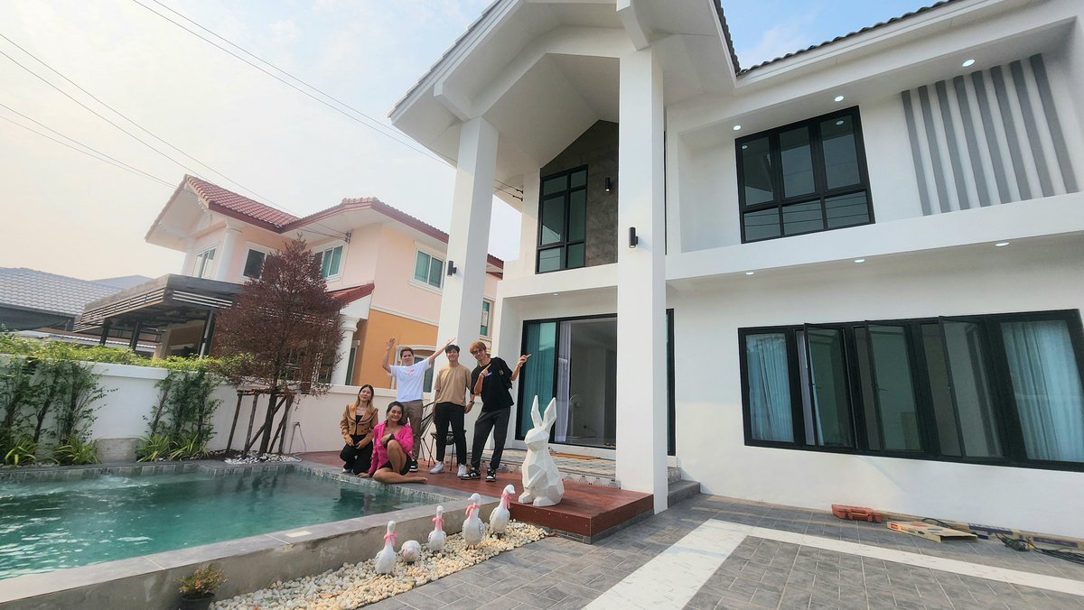 tumsrisak's tweet photo. พาน้องๆ มาดูบ้านเจ้โอ๋ แก๊งอสังหา เพิ่งทำบ้านเดี่ยว Pool Villa เสร็จ
.
เตรียมขายได้เลย มบ.กานดา คลาสสิค บางบอน5
.
สวยสุดๆ ย่านบางบอน5 
#MomentumProperty https://t.co/3sLWd1ZFQV