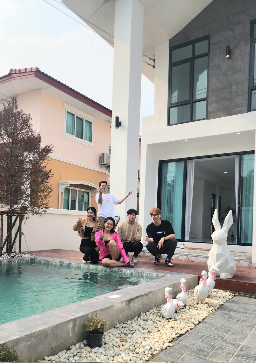 tumsrisak's tweet photo. พาน้องๆ มาดูบ้านเจ้โอ๋ แก๊งอสังหา เพิ่งทำบ้านเดี่ยว Pool Villa เสร็จ
.
เตรียมขายได้เลย มบ.กานดา คลาสสิค บางบอน5
.
สวยสุดๆ ย่านบางบอน5 
#MomentumProperty https://t.co/3sLWd1ZFQV