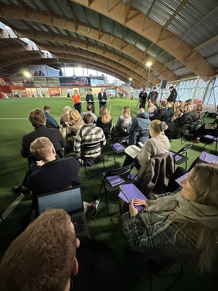 I dag modtog regeringen Trivselskommissionens anbefalinger.

“De fleste danske børn og unge har et trygt liv og trives. Men når der samtidig er flere børn og unge i gruppen, der er i dårligst trivsel og færre i gruppen, der trives bedst - så kalder det på handling.”