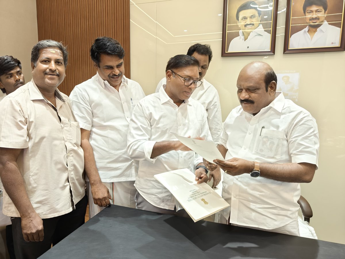 s_kanth's tweet photo. எனது திருவள்ளூர் நாடாளுமன்ற தொகுதிக்கு உட்பட்ட திருவள்ளூர் சட்டமன்ற தொகுதியில் அரசினர் கலை மற்றும் அறிவியல் கல்லூரி இல்லாததால் மாணவர்கள் மிகுந்த சிரமத்திற்கு உள்ளாகின்றனர். பொருளாதார நெருக்கடியால் மாணவர்கள் மேற்படிப்பை தொடர முடியாத சூழல் உள்ளது. இதனை கருத்தில் கொண்டு மாண்புமிகு தமிழக உயர் கல்வித்துறை அமைச்சர் திரு. @Govichezhian  அவர்களை சந்தித்து திருவள்ளூரில் அரசினர் கலை மற்றும் அறிவியல் கல்லூரி தொடங்க நடவடிக்கை மேற்கொள்ளுமாறு கோரிக்கை விடுத்துள்ளேன்.
#SasikanthSenthil #Tiruvallur