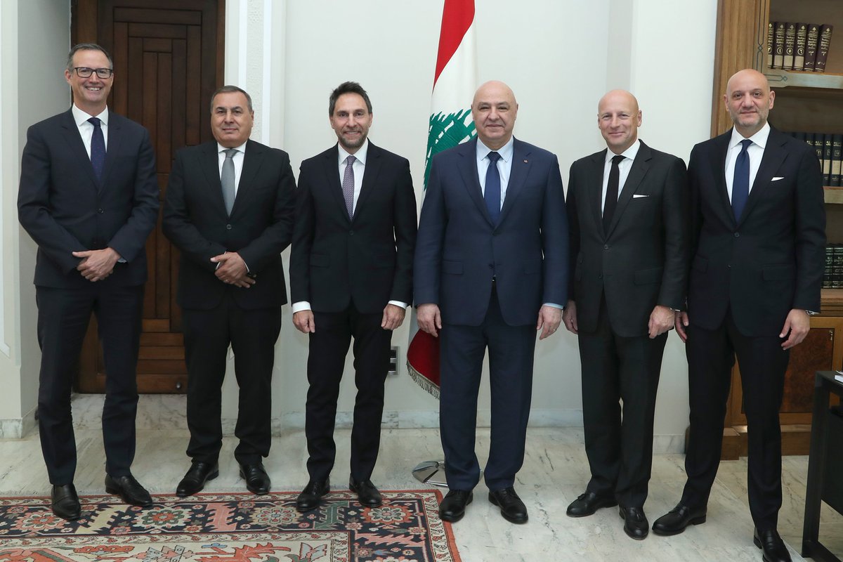 LBpresidency's tweet photo. رئيس شركة فنادق إنتركونتيننتال للهند والشرق الأوسط وأفريقيا هيثم مطر أطلع الرئيس عون على خطط تطوير الفنادق التي تديرها الشركة في لبنان في ظل عودة الاستقرار عقب انتخاب رئيس الجمهورية. 
من جانبه، شدد الرئيس عون على أهمية الإصلاحات التي تعتزم الحكومة تنفيذها لتحفيز الدورة الاقتصادية https://t.co/wdjLxP7pWN