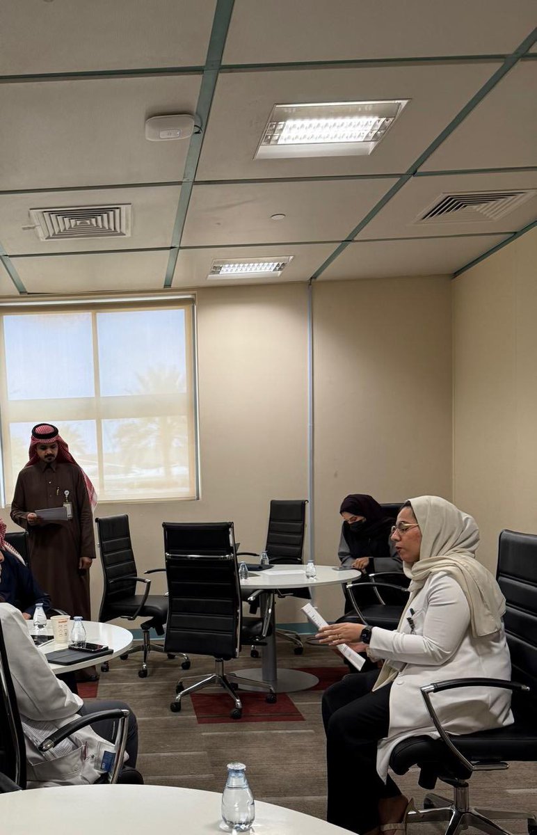 nurscol's tweet photo. أقامت وحدة البحث العلمي التابعة لوكالة الدراسات العليا والبحث العلمي أولى جلسات النادي العلمي (Journal Club)، حيث تمت مناقشة إحدى المقالات العلمية المنشورة للدكتورة خلود المطيري بعنوان الطب النبوي في سياق الثقافة الشرق أوسطية: تحليل مفاهيمي. شهدت الجلسة مشاركة طلاب من برامج البكالوريوس والماجستير، مما أتاح فرصة للتفاعل الأكاديمي المثري وتبادل وجهات النظر البحثية.