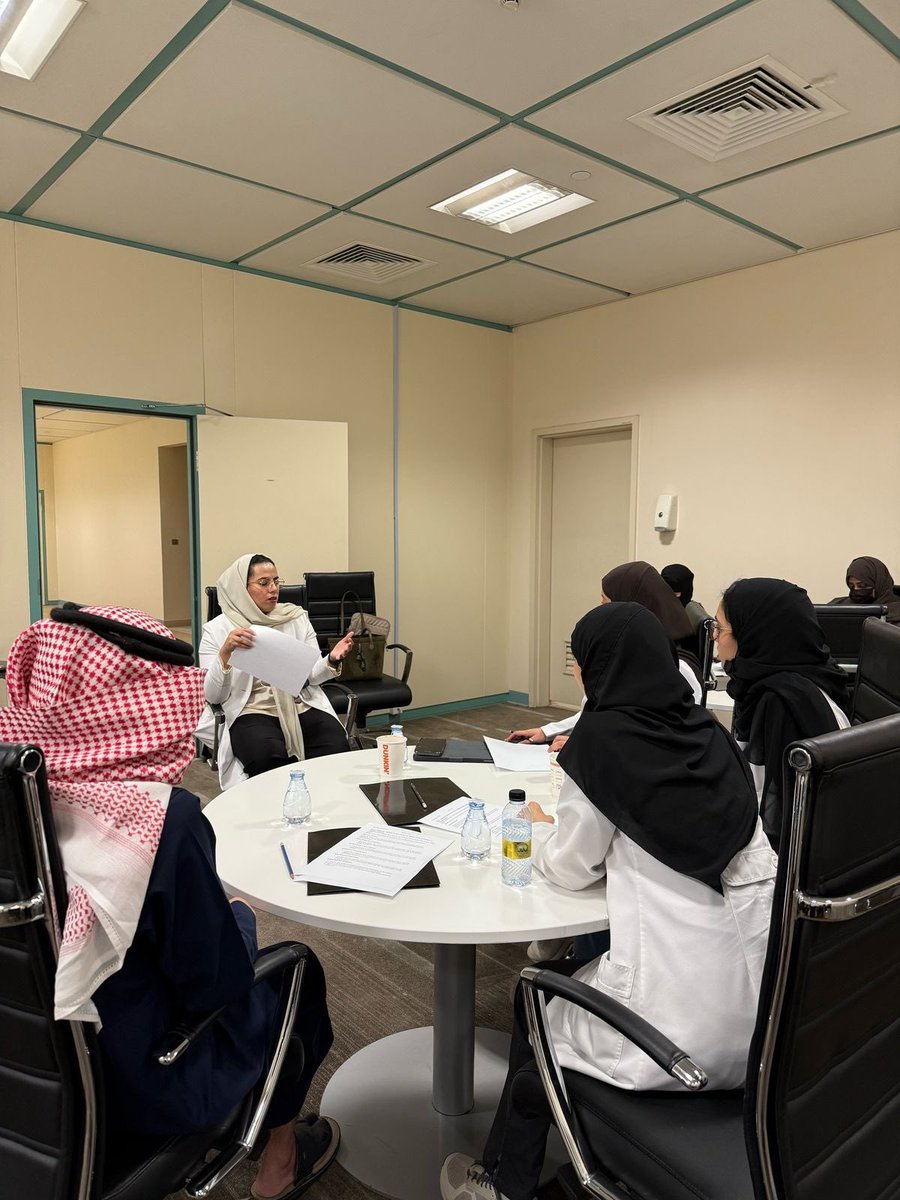nurscol's tweet photo. أقامت وحدة البحث العلمي التابعة لوكالة الدراسات العليا والبحث العلمي أولى جلسات النادي العلمي (Journal Club)، حيث تمت مناقشة إحدى المقالات العلمية المنشورة للدكتورة خلود المطيري بعنوان الطب النبوي في سياق الثقافة الشرق أوسطية: تحليل مفاهيمي. شهدت الجلسة مشاركة طلاب من برامج البكالوريوس والماجستير، مما أتاح فرصة للتفاعل الأكاديمي المثري وتبادل وجهات النظر البحثية.